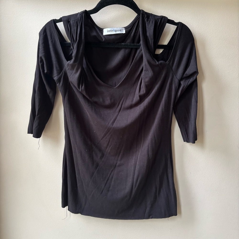 🌸5/$25🌸Intrigue Black Cutout Shoulder Top Size Medium